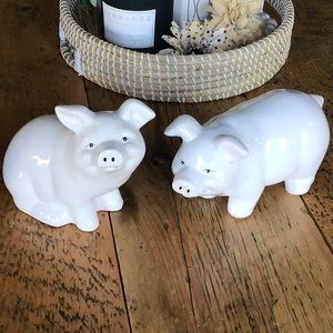 Set of 2 ceramic pigs🐷🐷!!